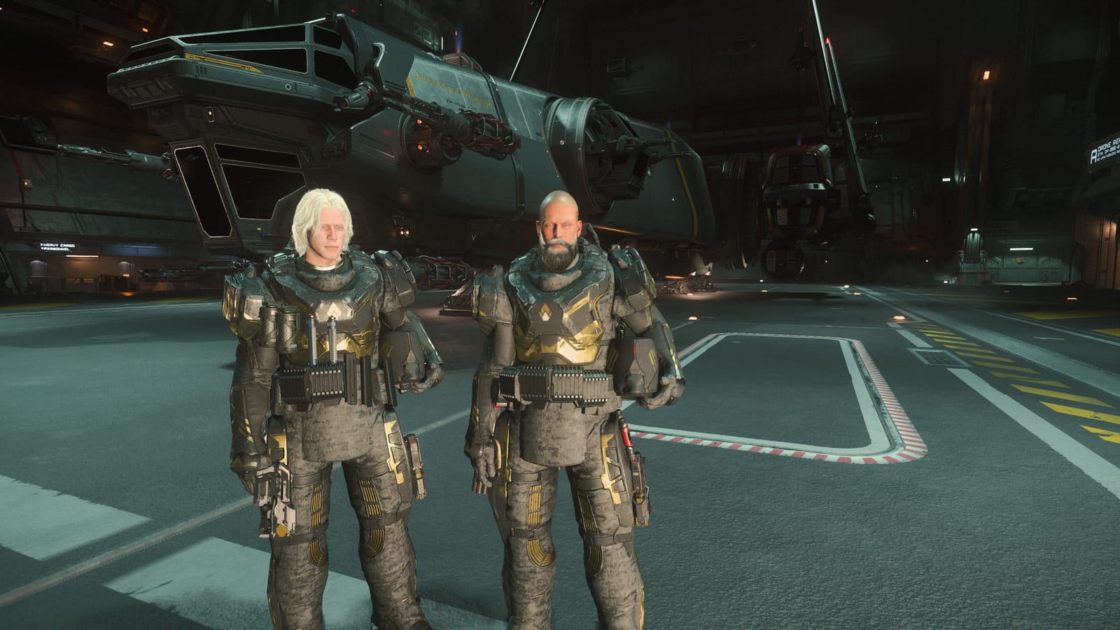 Deux membres de la Black Ares Team devant leur vaisseau dans un hangar