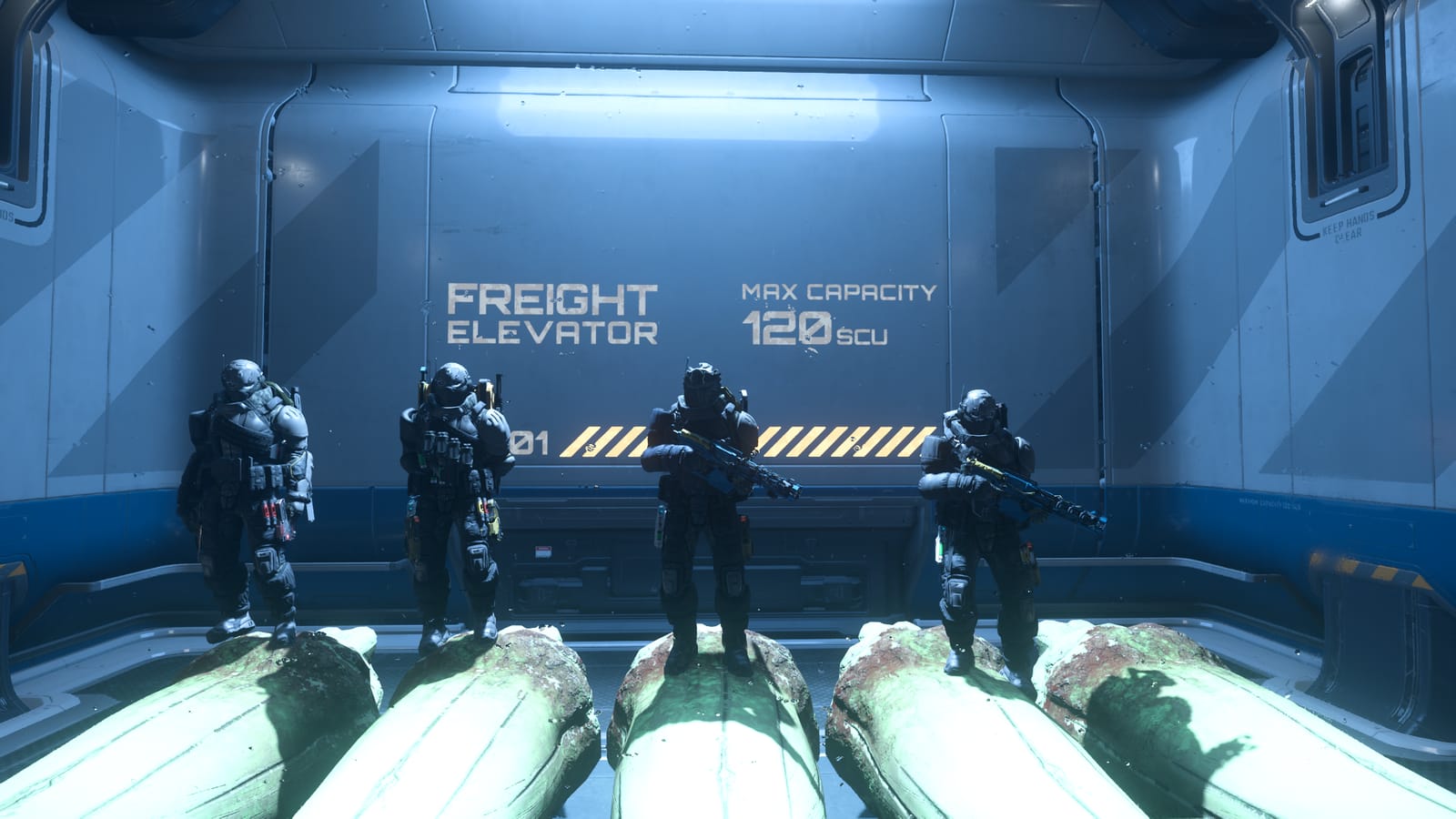 Équipe armée sécurisant un ascenseur de fret